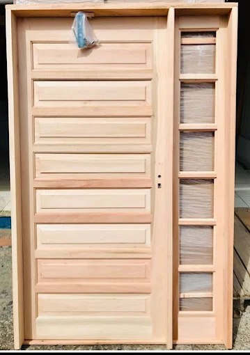 Porta de madeira em painel